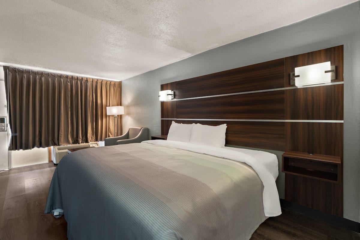 Standard Room, 1 King Bed, Non Smoking
