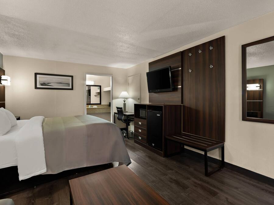Standard Room, 1 King Bed, Non Smoking | Premium bedding, memory foam beds, desk, blackout drapes