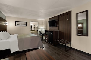 Standard Room, 1 King Bed, Non Smoking | Premium bedding, memory foam beds, desk, blackout drapes