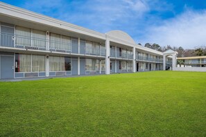 A multi-story hotel with a flat roof, large windows, and a well-maintained lawn in front. - Quality Inn Yemassee - Point South I-95 (Yemassee)