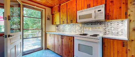 Frigorífico, microondas, horno y placa de cocina