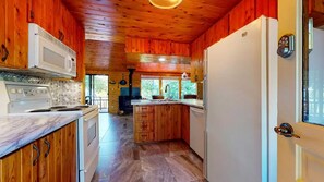 Frigorifero, microonde, forno, piano cottura