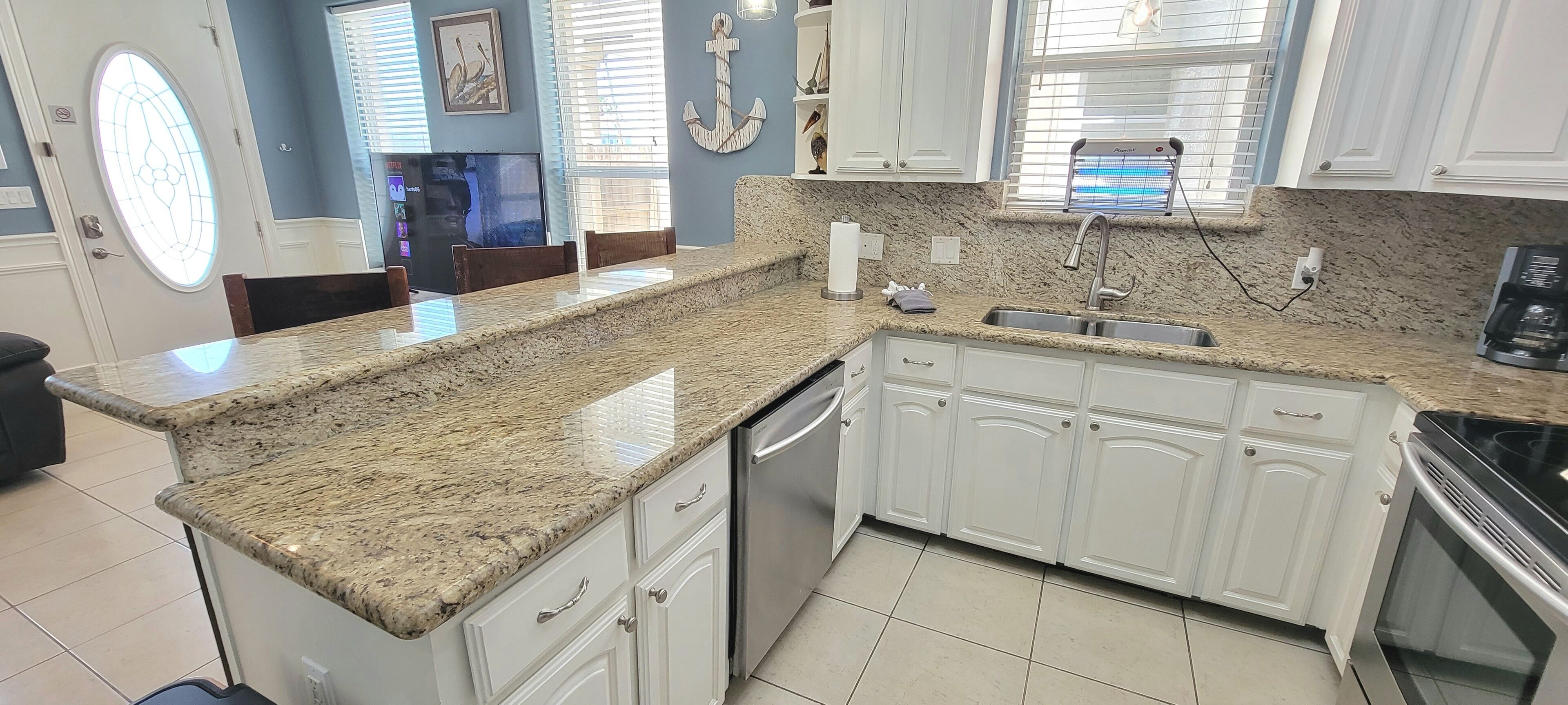 Beautiful  Condo with pool,  close to the beach