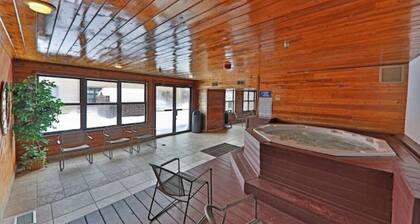 Downtown Basecamp&Hot Tubs for Mountain Adventures