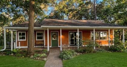 Riverfront 3BR cottage in Brainerd’s Vacationland. Stunning Nokasippi River sunsets, fully stocked kitchen, fire pit, 10 min to downtown. Perfect for families, groups & remote workers.