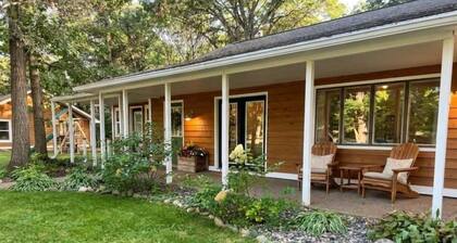 Riverfront 3BR cottage in Brainerd’s Vacationland. Stunning Nokasippi River sunsets, fully stocked kitchen, fire pit, 10 min to downtown. Perfect for families, groups & remote workers.