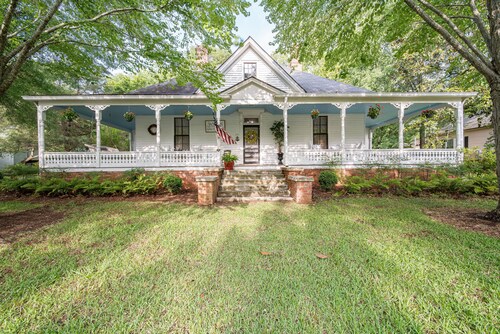5 Miles to Callaway Gardens and walking distance to shops and restaurants.