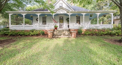 5 Miles to Callaway Gardens and walking distance to shops and restaurants.