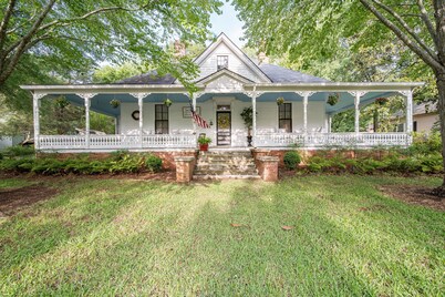 5 Miles to Callaway Gardens and walking distance to shops and restaurants.
