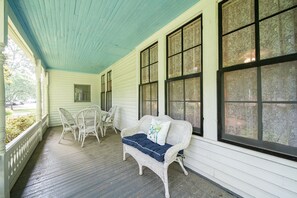 Outdoor dining - 5 Miles to Callaway Gardens and walking distance to shops and restaurants. (Hamilton)