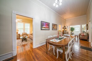 Interior - 5 Miles to Callaway Gardens and walking distance to shops and restaurants. (Hamilton)