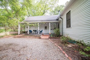 Exterior - 5 Miles to Callaway Gardens and walking distance to shops and restaurants. (Hamilton)