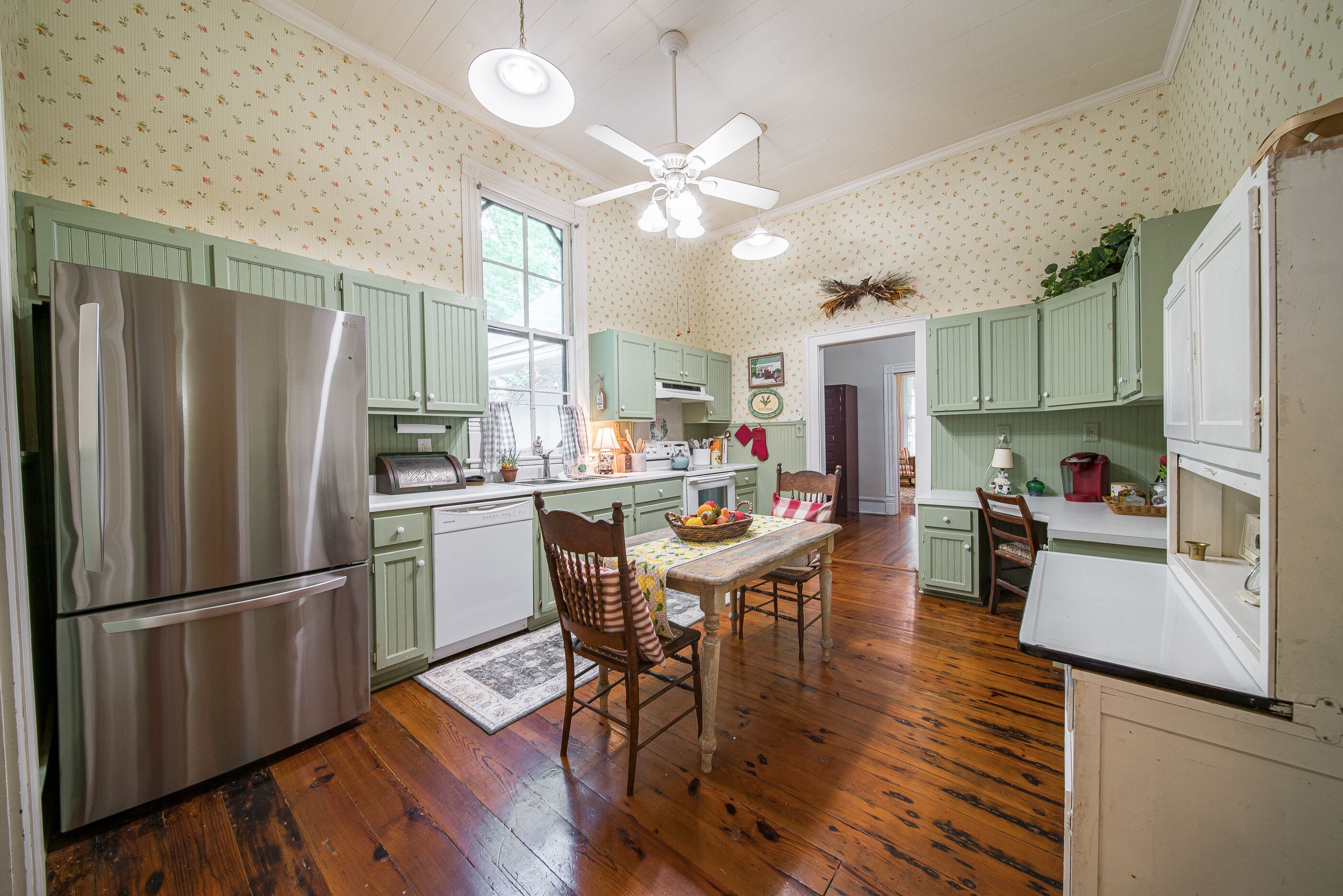 Perfect location: Close to Poplar Place/5 miles to Callaway/ FDR/ Pine Mountain.