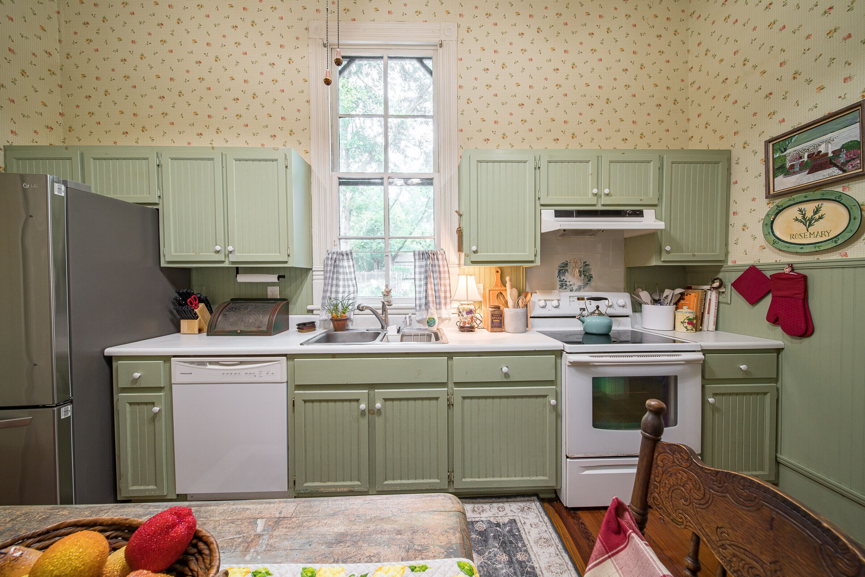 Perfect location: Close to Poplar Place/5 miles to Callaway/ FDR/ Pine Mountain.