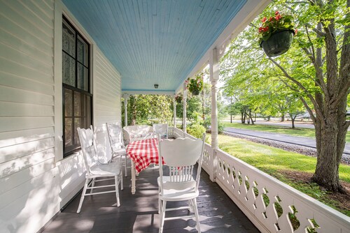 5 Miles to Callaway Gardens and walking distance to shops and restaurants.