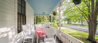 5 Miles to Callaway Gardens and walking distance to shops and restaurants.