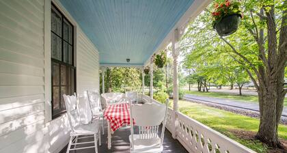 5 Miles to Callaway Gardens and walking distance to shops and restaurants.