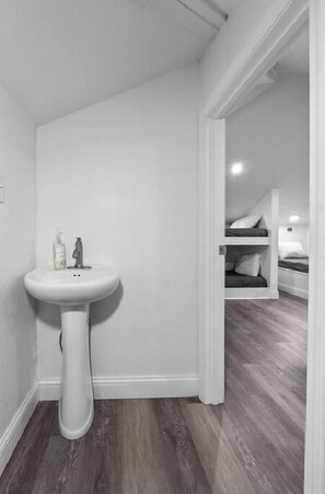 Dutxa, assecador de cabells i tovalloles 