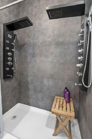 Douche, sèche-cheveux, serviettes fournies, savon