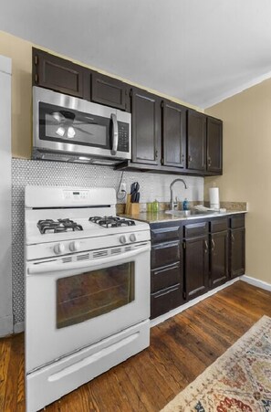 Jääkaappi, mikroaaltouuni, uuni, liesi