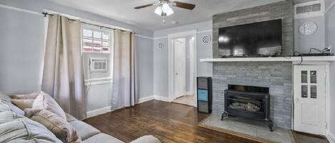 Televisión y chimenea