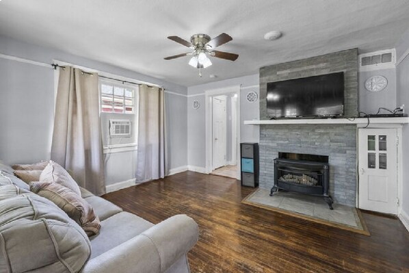 Televisión y chimenea