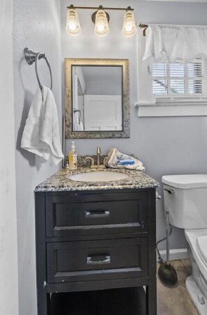 Regadera, secadora de cabello, toallas