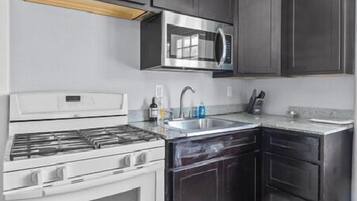 Een koelkast, een microgolfoven, een oven, een kookplaat