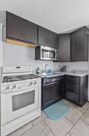 Kylskåp, mikrovågsugn, ugn och spishäll