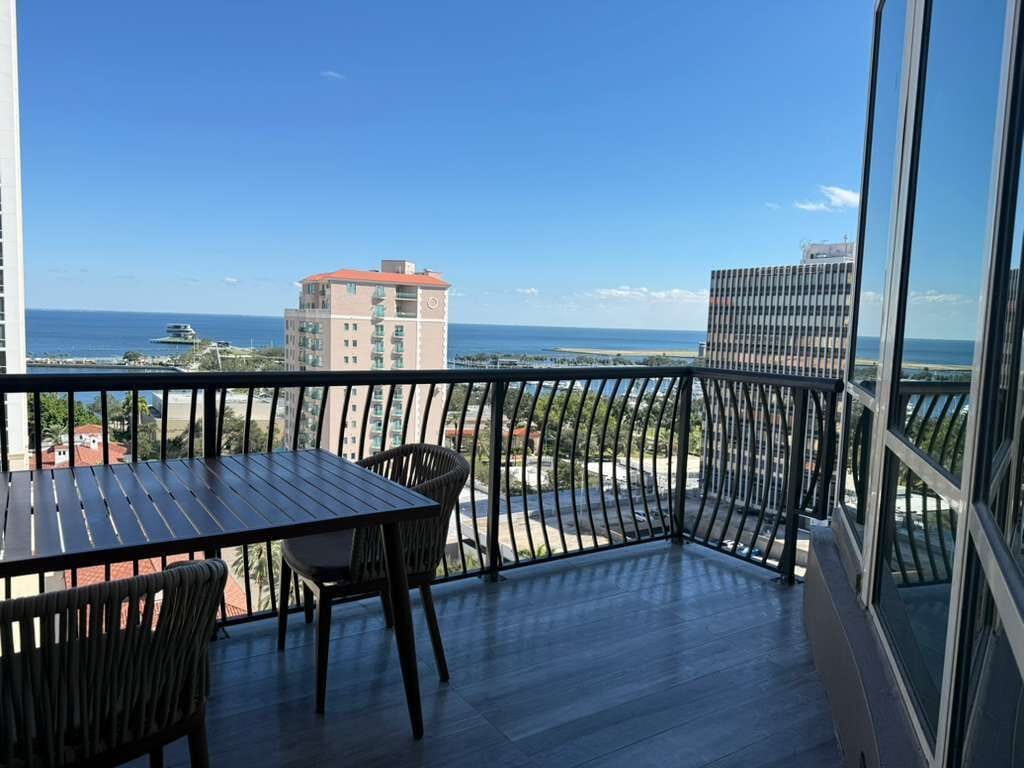 Minibar, escritorio y espacio para trabajar con laptop 