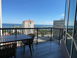 Minibar, escritorio y espacio para trabajar con laptop 