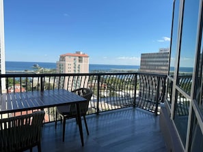 Habitación individual panorámica | Minibar, escritorio y espacio para trabajar con laptop