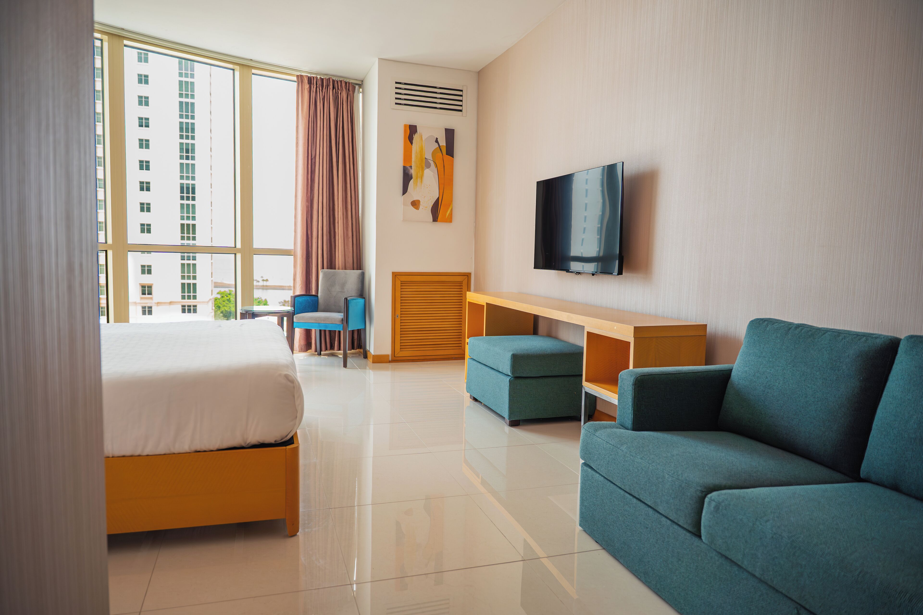 Minibar, escritorio y espacio para trabajar con laptop 