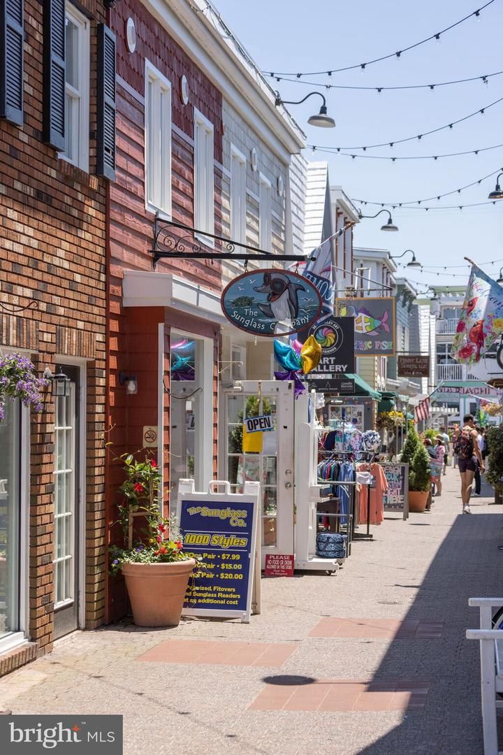 Une rue commerçante où l’on trouve, entre autres, une boutique de lunettes de soleil et un magasin dont l’enseigne indique « 1 000 modèles ».