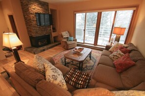 Smart TV, caminetto, libri