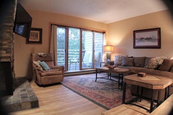 TV connectée, cheminée, livres