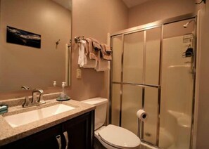 Douche, sèche-cheveux, serviettes fournies, savon