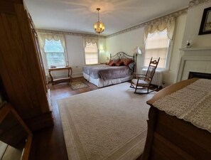 6 bedrooms, iron/ironing board, travel crib, WiFi - Historic 1914 Georgian Colonial Manor (Mercer)