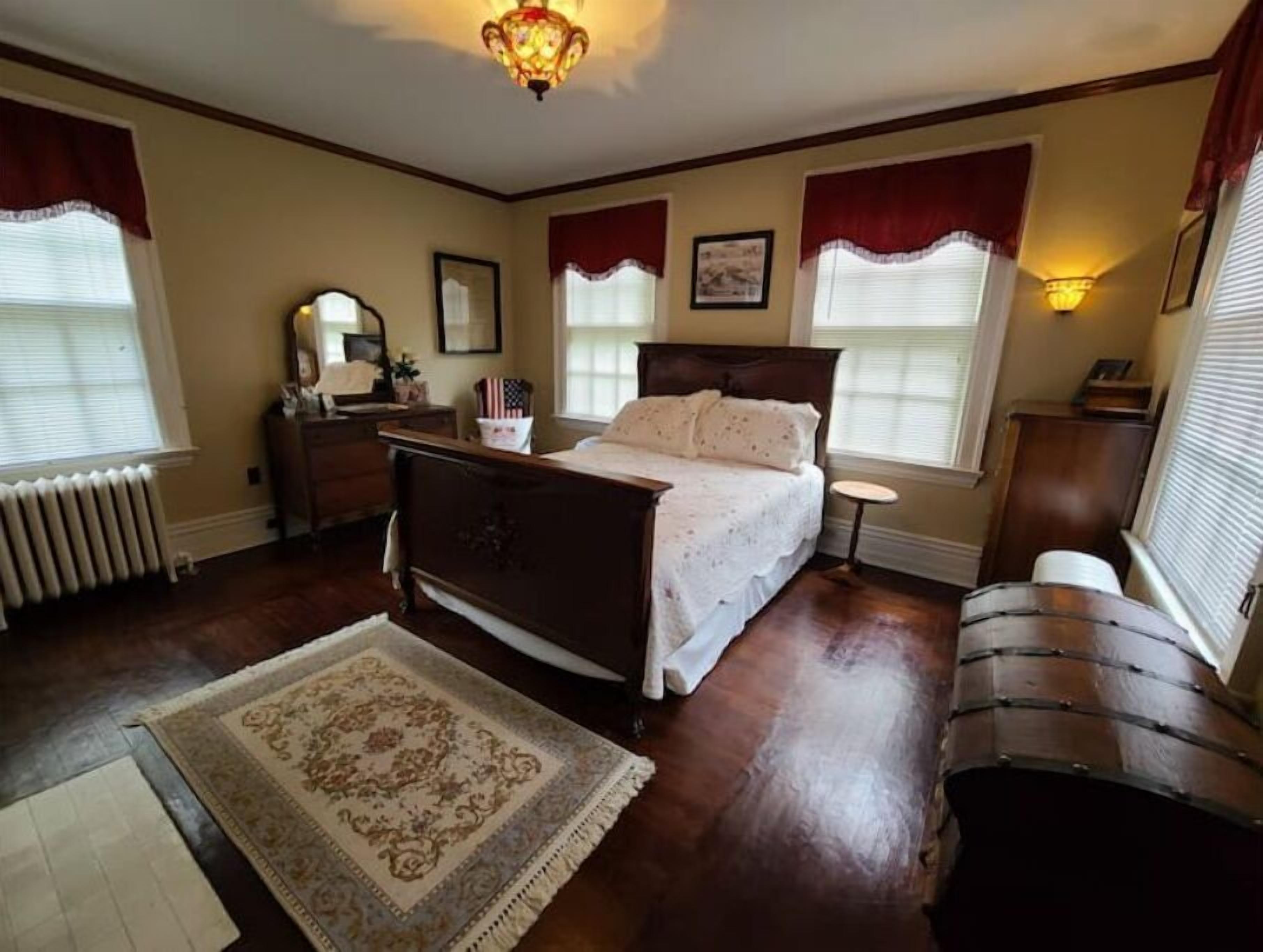 Historic 1914 Georgian Colonial Manor