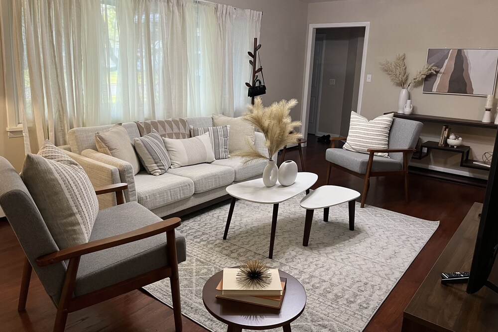 Cozy modern home minutes from restaurants, stores, & numerous more attractions