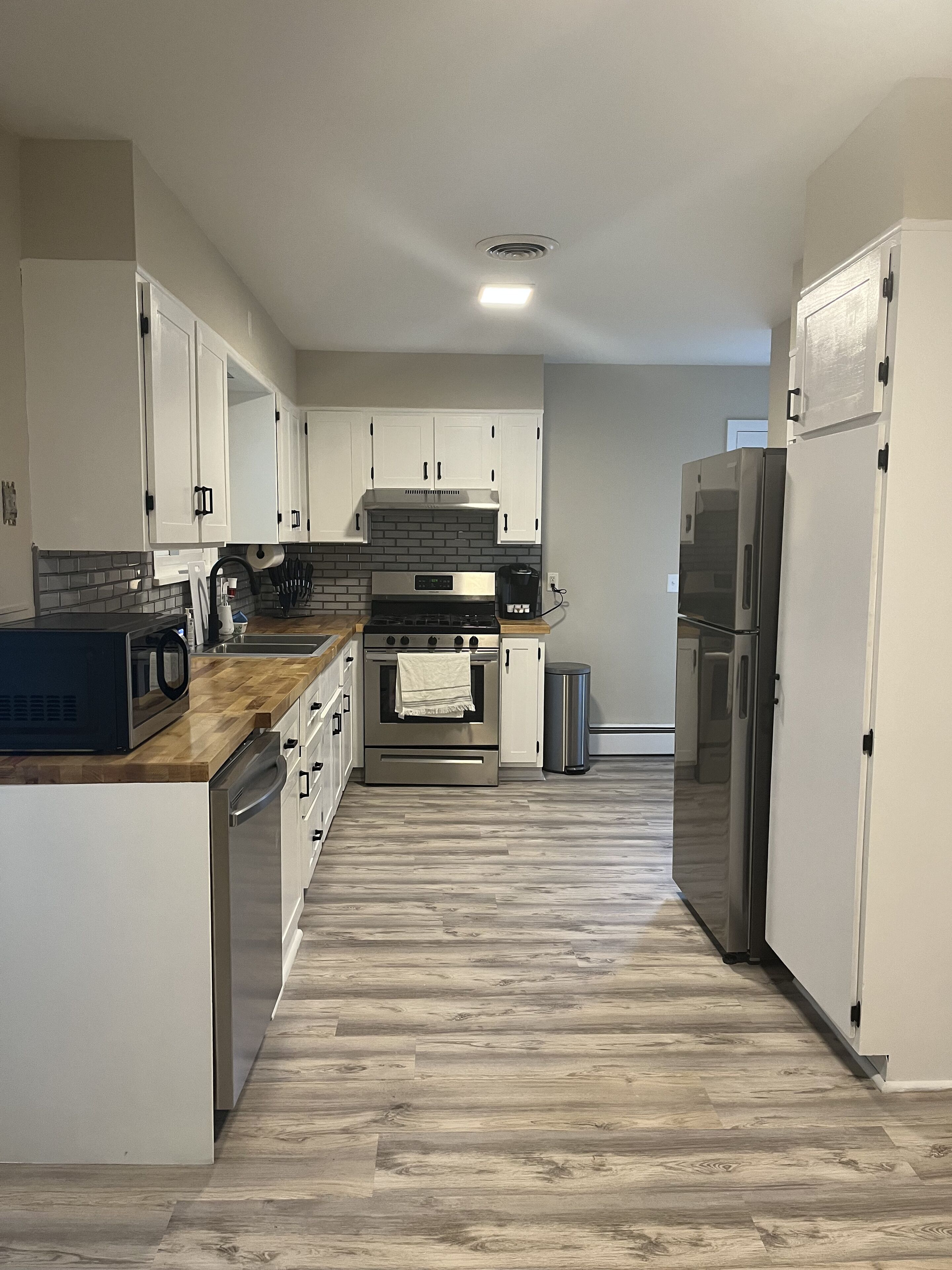 Cozy modern home minutes from restaurants, stores, & numerous more attractions 