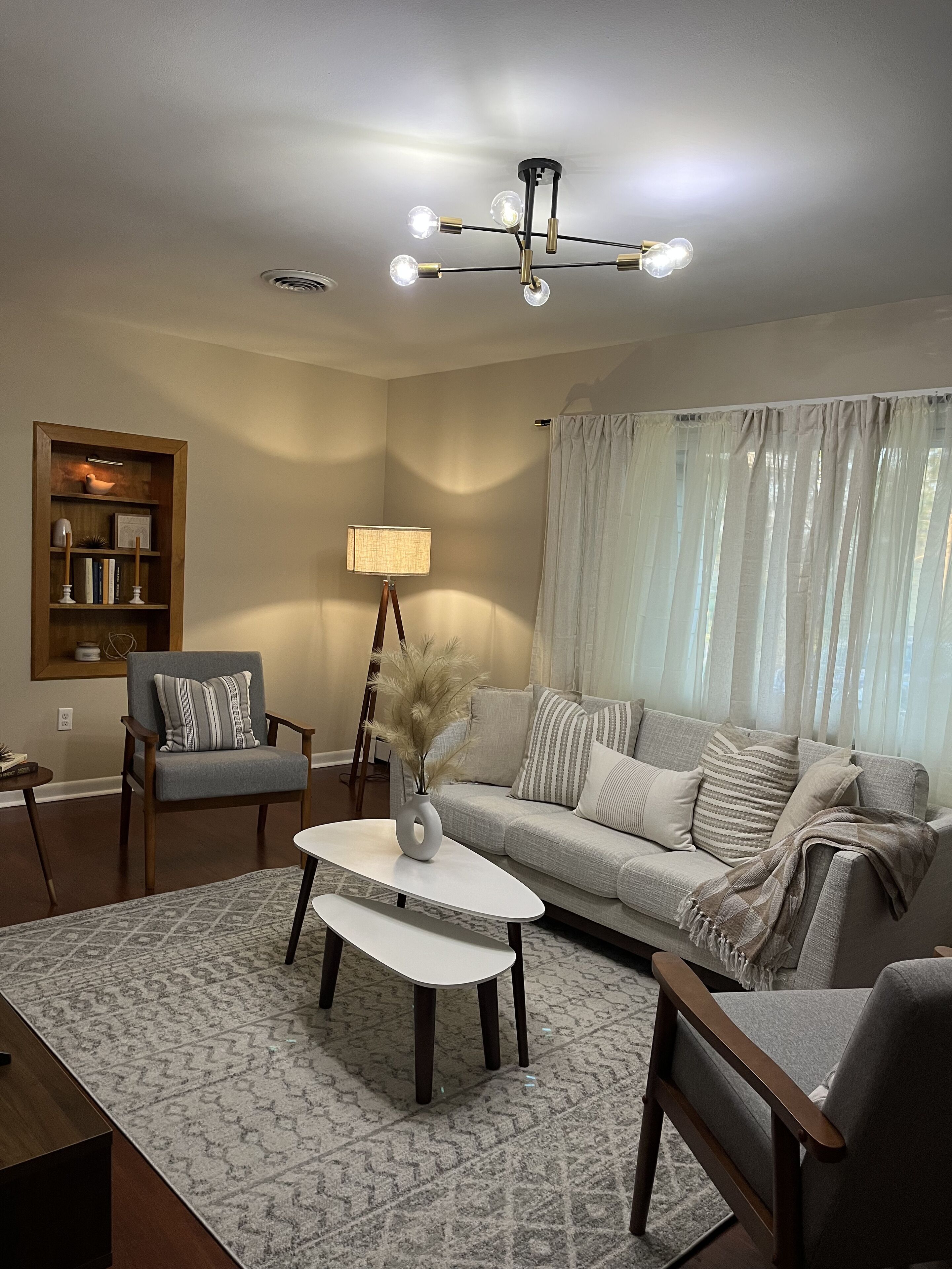 Cozy modern home minutes from restaurants, stores, & numerous more attractions 