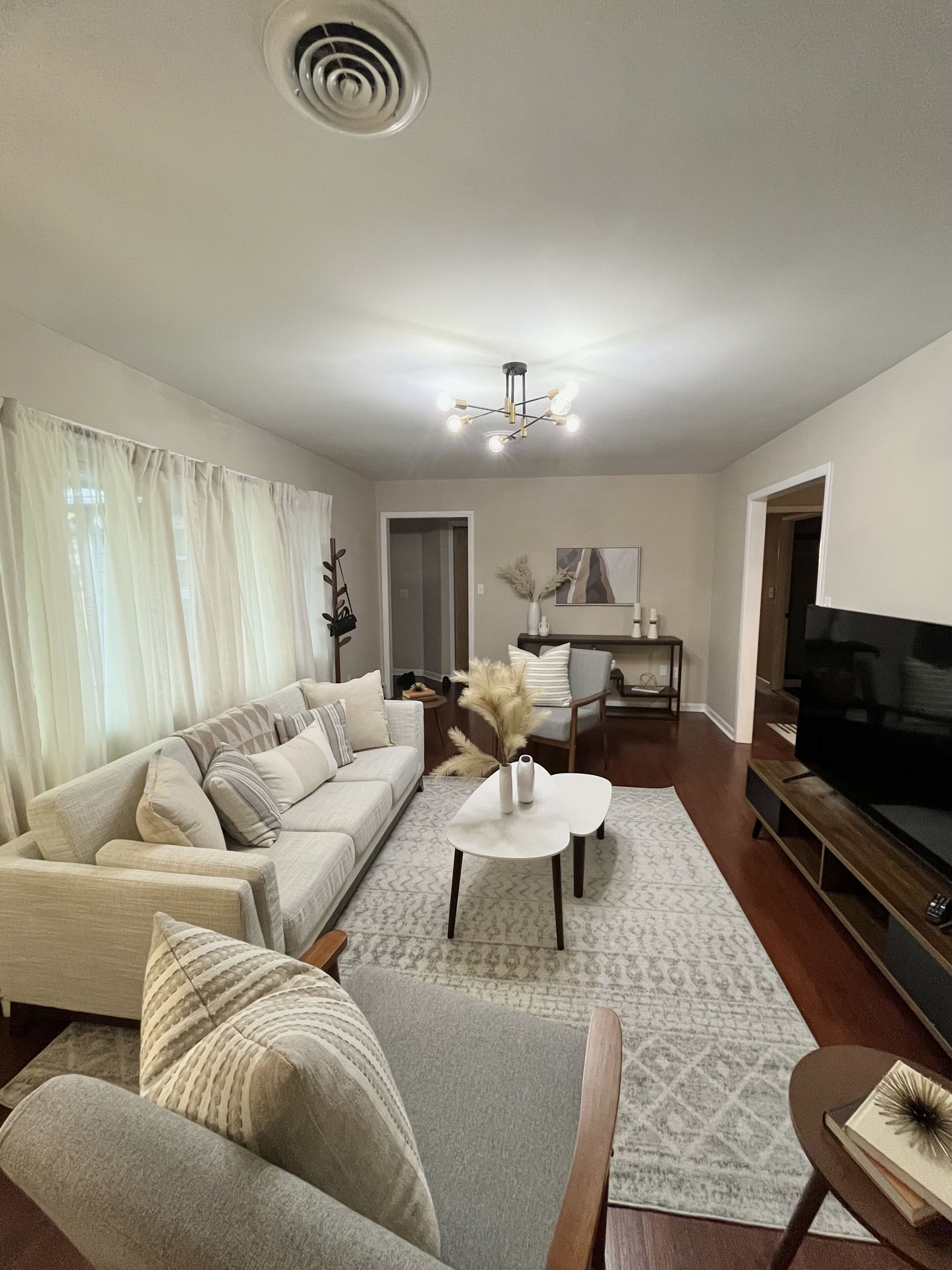 Cozy modern home minutes from restaurants, stores, & numerous more attractions 