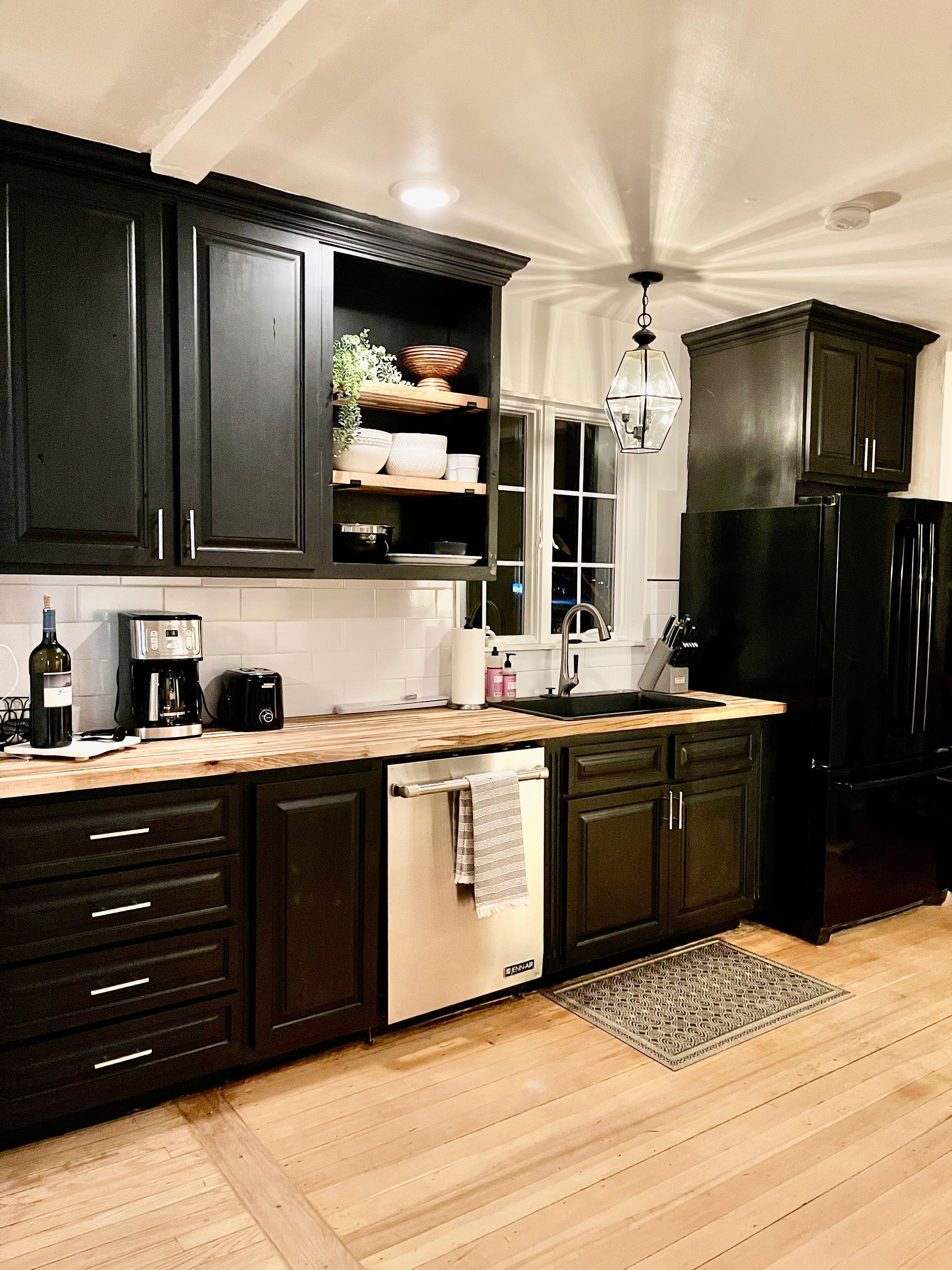 1910 Classic Beauty With All The Modern Amenities.