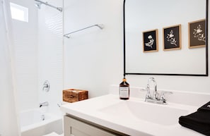 Doccia, asciugacapelli, asciugamani, sapone