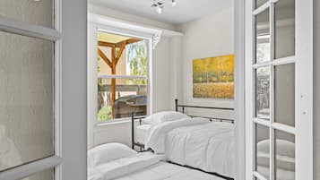 4 bedrooms, desk, iron/ironing board, travel cot