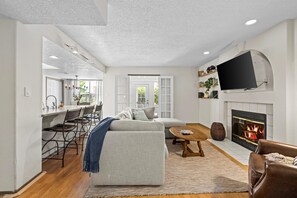 Smart TV, chimenea y libros 