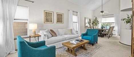 Una Smart TV, una chimenea, libros