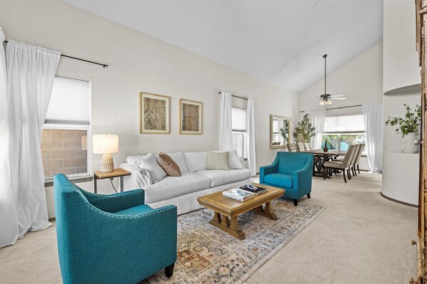 Smart TV, chimenea y libros 