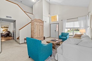 Smart TV, chimenea y libros 